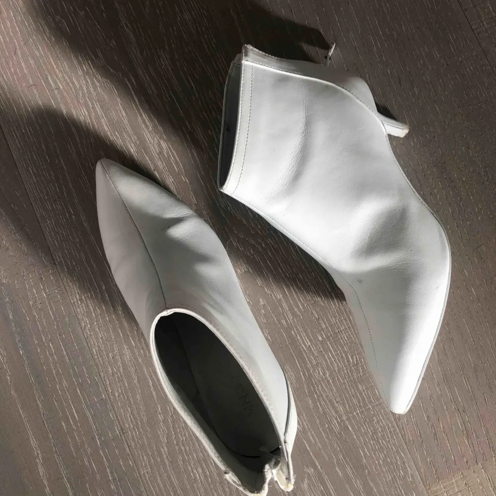 Taxklackar vita i läder från Mango i perfekt skick! . Skor.