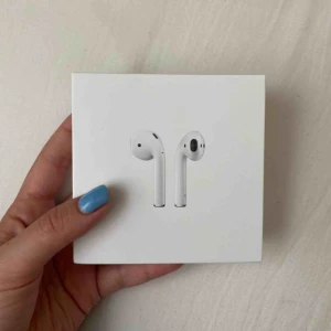  - Sprillans nya airpods, helt oanvända! Fick dem i samband med abonemmangsbyte och de kommer inte komma till användning. Frakt tillkommer📱✨