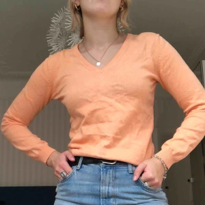  - Orangea långärmad tröja superfin men kommer aldrig till användning