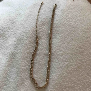  - Guld kedja som ser ut som ny och är använd ett fåtal gånger ✨💫( inte äkta guld)