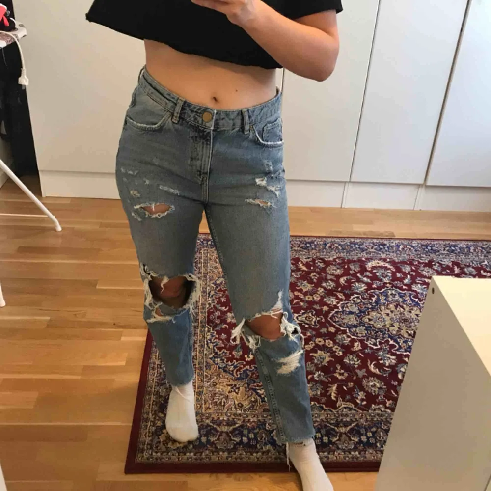 Bikbok x Angelica Blick✨ Jeans med slitningar i skön modell och snygg tvätt👌🏼👌🏼. Jeans & Byxor.