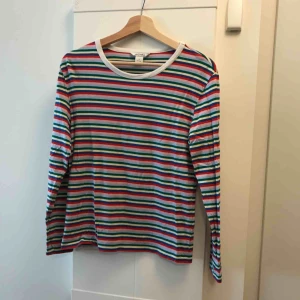  - Randig topp med lång ärm från Monki. Stretchig. Storlek S. Kan posta för 49kr. Har swish 💸