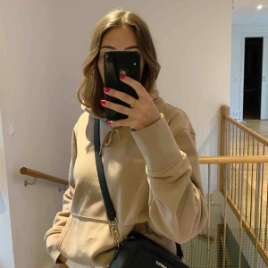 Beige hoodie weekday - Snyyyyggaste hoodien från Weekday🧡 Säljer pga den inte kommer till användning Är i väldigt bra skick, nypris 500:-  Köpare står för frakt (55kr)🧚🏻‍♂️  Finns kvar!