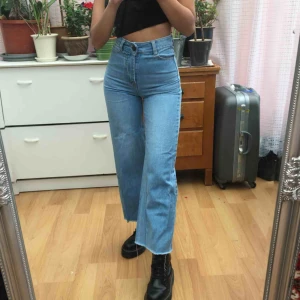  - Ljusblåa jeans som liknar ACE-modellen från Weekday! aldrig använda. Passar en XXS-XS. Jag på bilden är W24 och 163 cm! :) 