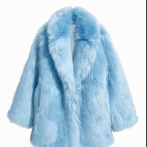 Superfin faux-fur jacka från HM som jag tyvärr måste sälja då jag bara använt den en gång! Superskön och sjukt varm! Köpt för 1000 kr.