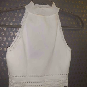  - En vit topp från Zara. Använd 1 gång. Pris: 50 sek + frakt🎀 Storlek: S