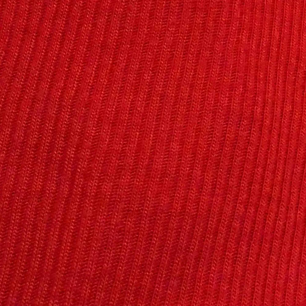 En röd-orange t-shirt från lager 157 i storlek xs. Tröjan köptes för några år sedan och är i fin skick.   Ej upphämtning . T-shirts.