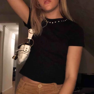  - jättefin ribbad T-shirt med bling runt kragen från zara ✨✨✨ jättesnygg till fest eller under en långärmad. Frakten är inräknad i priset 🦋 står M men sitter som en XS