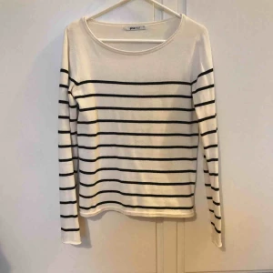  - Randig lite tunnare tröja med svarta ränder. Använd men i gott skick. Frakt tillkommer 😊