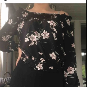  - Jättefin Offshoulder top! Säljer pga ingen användning.