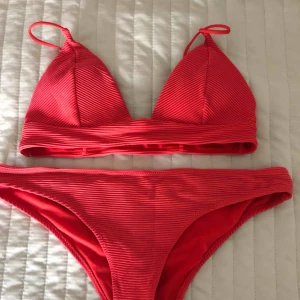  - Bikini från H&m. Bikini trosa storlek s och topp M