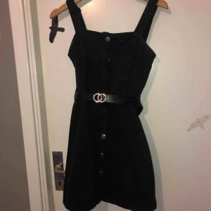  - Jeans-klänning med knappar och bälte 