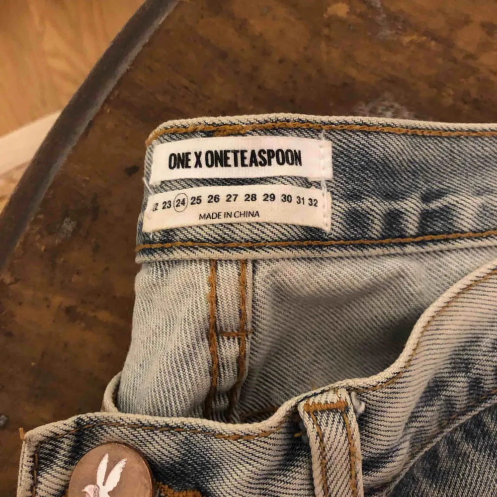 Märkesjeans från oneteaspoon med fina slitningar! . Jeans & Byxor.
