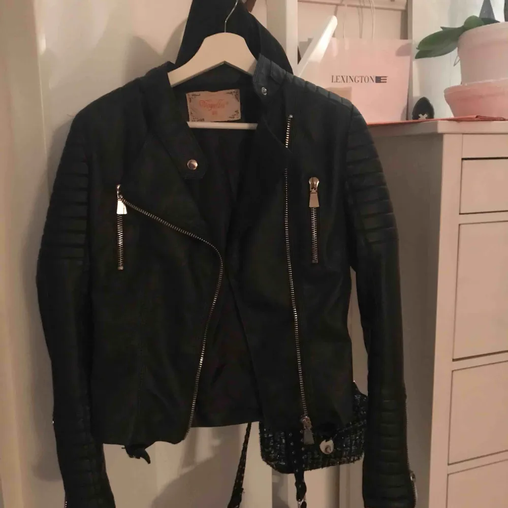 En snygg skinnjacka från chiquelle, (black moto jacket) i storlek 40 men liten i strl.  Skriv om du vill ha fler bilder eller något annat:)). Jackor.