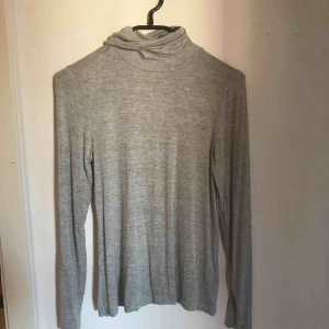  - Säljer min tröja med hög hals, 100kr+frakt 