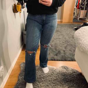 Levis jeans med hål på knäna 