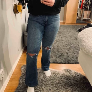  - Levis jeans med hål på knäna 