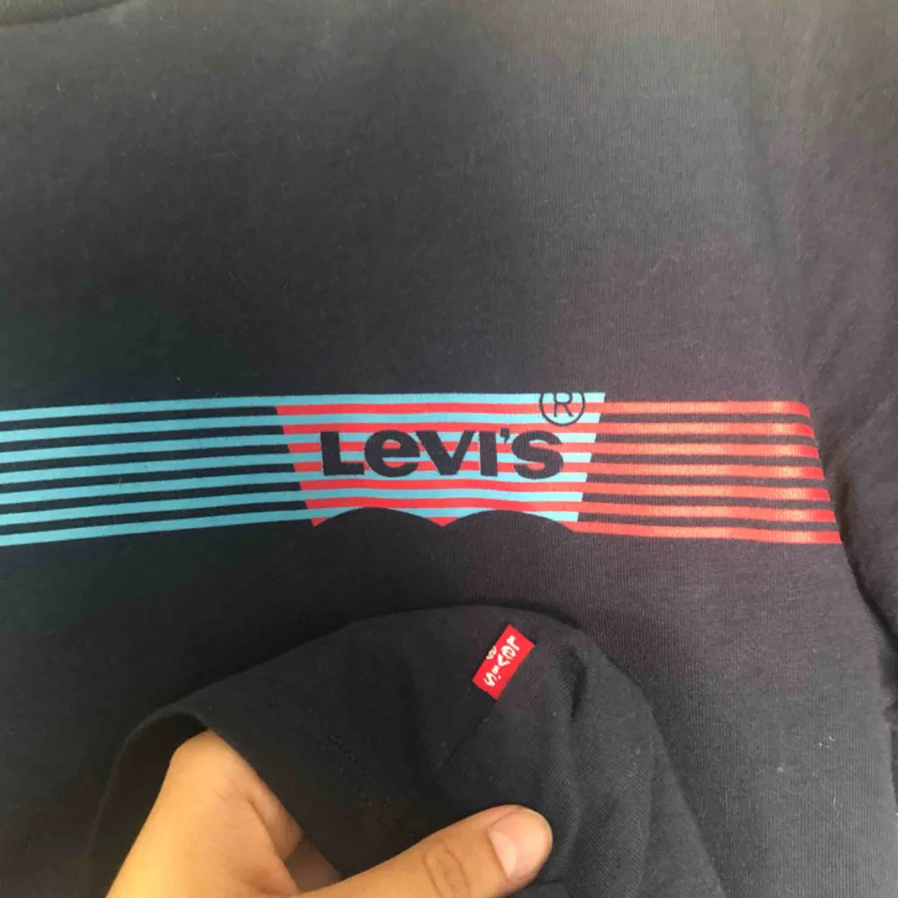 Supersnygg Levi’s tshirt köpt i USA! Säljes då den är lite för liten för mig . T-shirts.