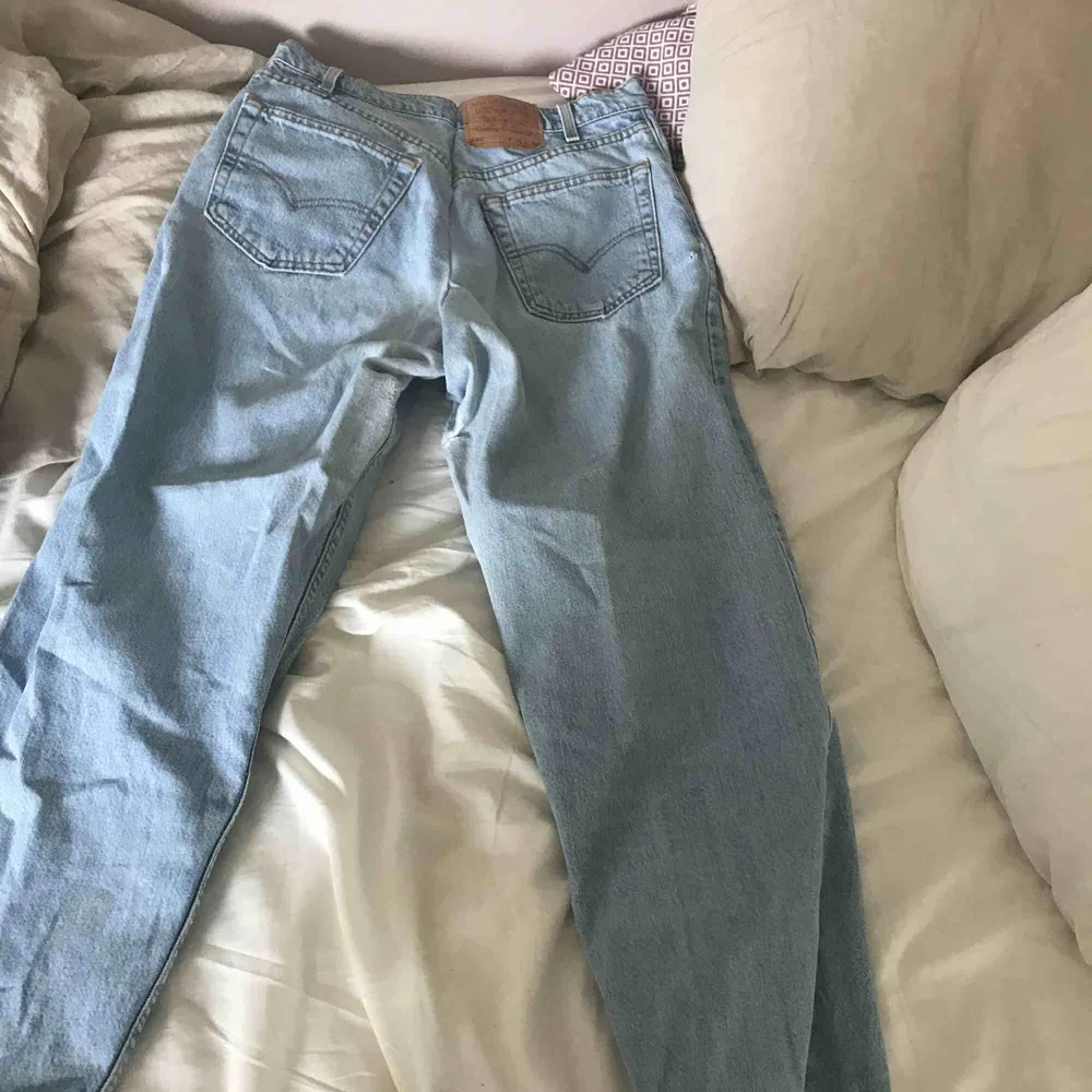 Levis jeans 501🧵🧵 Storlek W36 L30 men intagna i midjan och höfterna. Sitter mer som en baggy fit W30. Är lite slitna på insida lår. Jeans & Byxor.