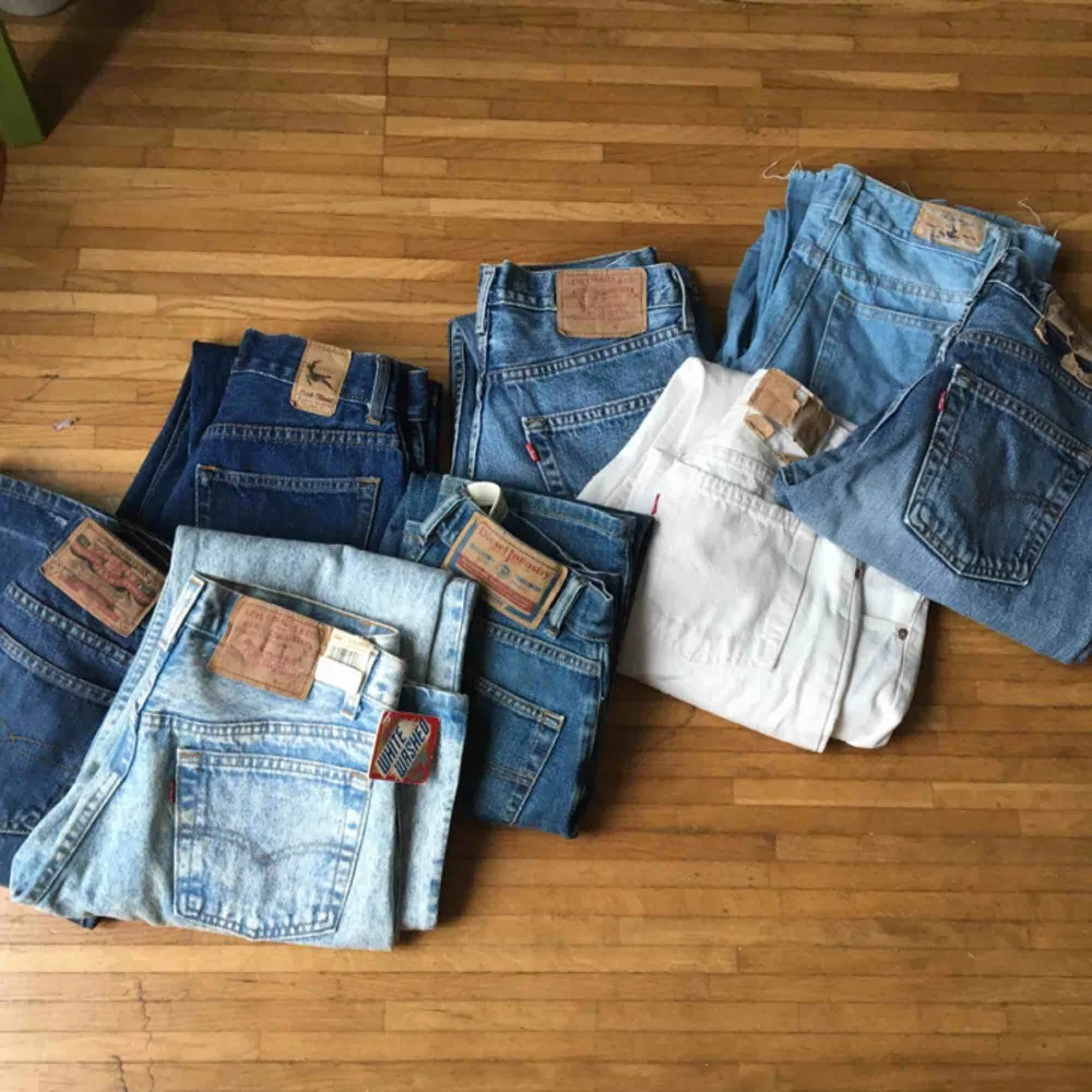 Kommer sälja en massa vintage jeans i olika storlekar! Från XXS-L. Här är några stycken, vissa är redan uppe- andra kommer strax! Fråga mig om specifik ifall den inte kommit upp än. En till FYLLD påse kommer oxå snart!. Jeans & Byxor.
