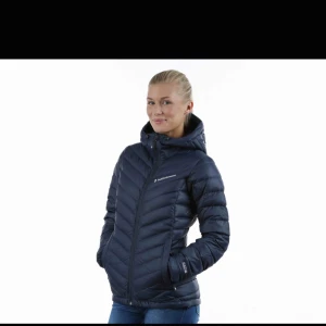  - Säljer min superfräscha och fina peak performance jacka i storlek XS. Använd endast fåtal gånger, som ny i skicket. Köpt för 2 795 kr.