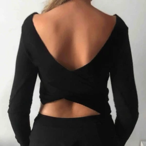  - Svart ribbad långärmad med öppen rygg. Kunden står för frakten själv 💖