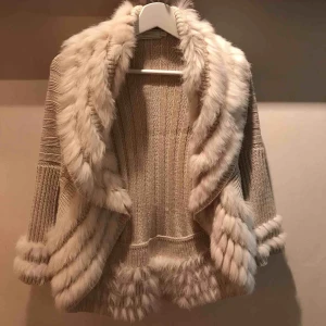  - Säljer en skön stickad kofta/ jacka. Den är av märket Cream och är i storlek S/M. Kontakta mig gärna om ni är intresserade💛