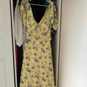  - Klänning från Elsa Hosk x Bik Bok. Använd men fint skick! Möts upp vid T-centralen/Åhléns City eller fraktar (frakten kostar 50kr). Betalning sker via swish 🥰