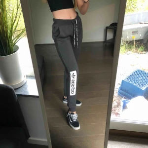  - Säljer dessa adidas originals mjukisbrallorna (knappt använda). Kan mötas upp i Stockholm eller så står köparen för frakt.