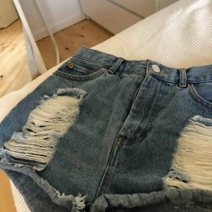 - 🎈GALET snygga högmidjade jeansshorts från Monki. Slitningar på båda sidorna. I princip oanvända. Säljer pga. för små. Ordinarie pris 500kr. Frakt tillkommer! Tar även swish.🎈