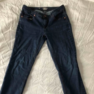  - Jeans i rak modell passar en small