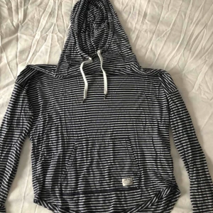  - Randig Hoddie i tunt bomullsmaterial