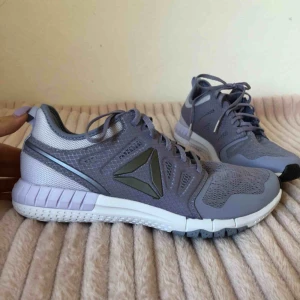  - Splitternya Reebok sneakers/löparskor i strl 39