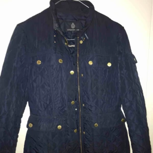  - Köpt från MQ, endast använd 2 gånger. Köptes för 1200. Perfekt höst/vår jacka. 