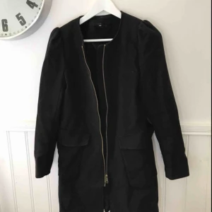  - Snygg svart kappa. Frakt tillkommer