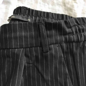  - Randiga kostymbyxor. Frakt tillkommer