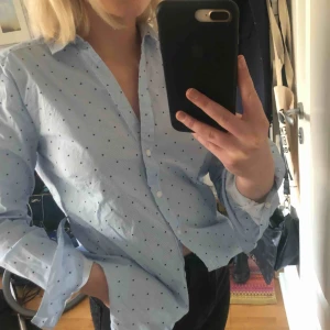  - Sitter relativt tight på mig som är S. Jättefin stjärn skjorta. Möts upp i Stockholm. ❤️