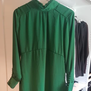  - Knälång klänning. 