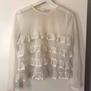 Söt sommar topp🍦 - Söt topp från ginatricot!! Fraktkostnaden är inkluderad i priset. 