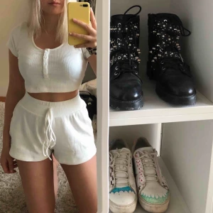  - Drömmigt SET från Chiquelle. Sitter perfekt, speciellt i midjan!! Små i storleken, dessa är i M men jag är vanligtvis en S! Nyligen inköpt för 500kr, använt endast en gång🥰