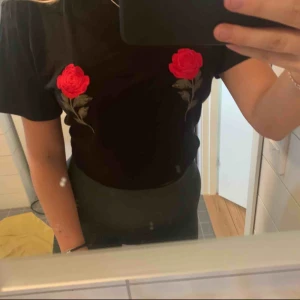  - Snygg lite oversize tisha från nakd men snygga blomdetaljer Frakt tillkommer!