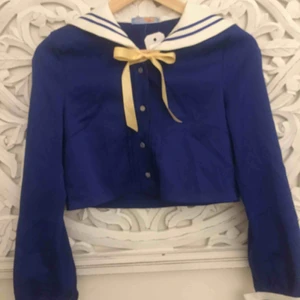  - Japansk ”sailor fuku” köpt för föera år sendan men Aldrig använd, dock saknas det en liten knapp i vänster arm men det är lätt åtgärdat att sy dit en liknande knapp. prislappen kvar. Köpt för 380kr. 