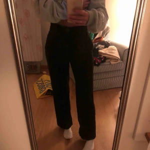  - Ett par svarta Manchester byxor från zara