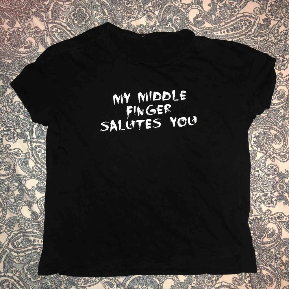 T-shirt med ”My middle finger salutes you” på. Oanvänd. Frakt tillkommer ❤️. T-shirts.