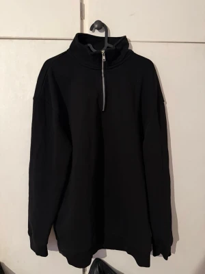 Svart hoodie med halv dragkedja från lager 157 i storlek L - Från lager 157 i storlek L och en i nästan nyskick
