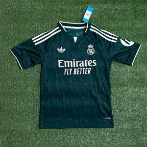 Real Madrid 26/27 Tröja - Säljer denna riktigt snygga tröjan till ett riktigt bra pris. Skriv till om ni är intresserade eller har andra funderingar!