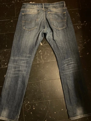 GRANT 405 - Märke & Modell: GRANT 405, Storlek: W32 L32 (Passar S/M) Passform: Straight Skick: 7,5/10 Om plagget: Feta tunnare jeans med cool tvätt och slitningar, snygg färg och passform. Info: 100% äkta | Postas inom 24h | Skriv vid frågor eller önskemål om fler bilder! 👖