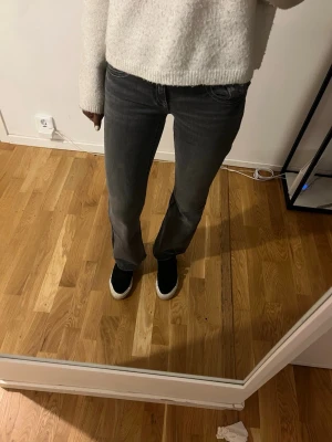 Grå utslängda jeans! ❤️ - Säljer ett par grå jeans med rak passform och hög midja. Jeansen har klassiska fem fickor och subtila slitningar för en avslappnad look. Perfekta till sneakers eller boots och passar till många olika stilar.✨✨🥰