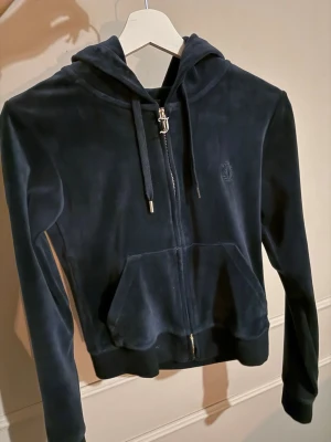 juicy couture kofta - Snygg mörkblå kofta som längre inte är min stil❤️