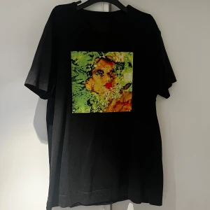 Limitato T-shirt  - Hej, säljer nu min limitato t shirt då den inte kommer till användning och bara tar plats. T-shirten är i storlek L och är i skick 7/10. Box medföljdes som är med i sista bild. Med vänlig hälsning.